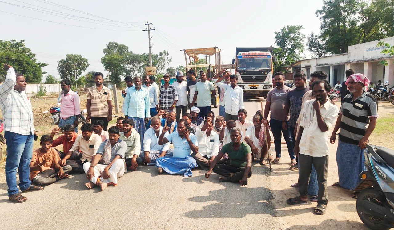 farmersstageprotestoverdelayinpaddyprocurementinmedak