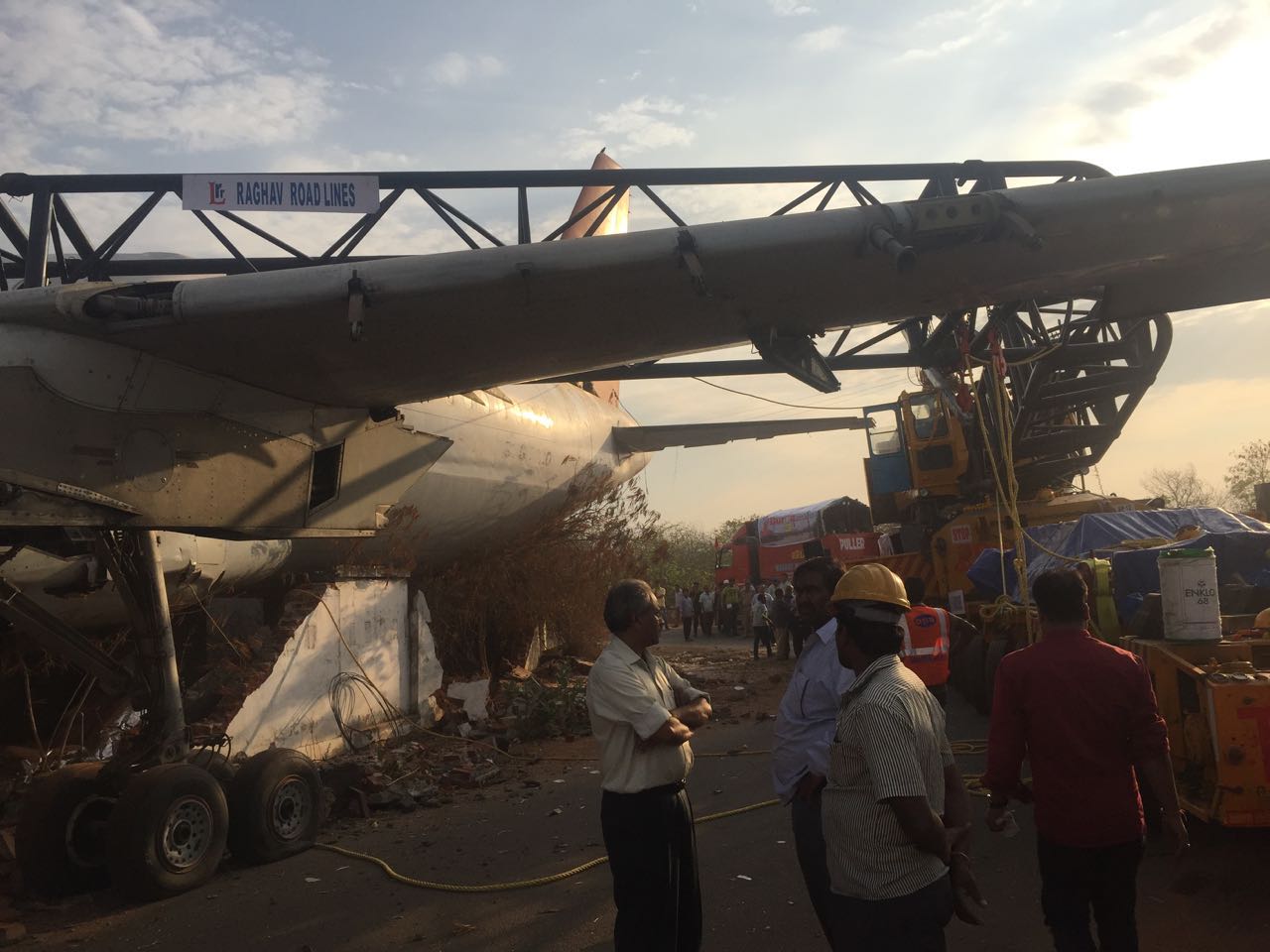 a320aircraftfallsonroadinbegumpet