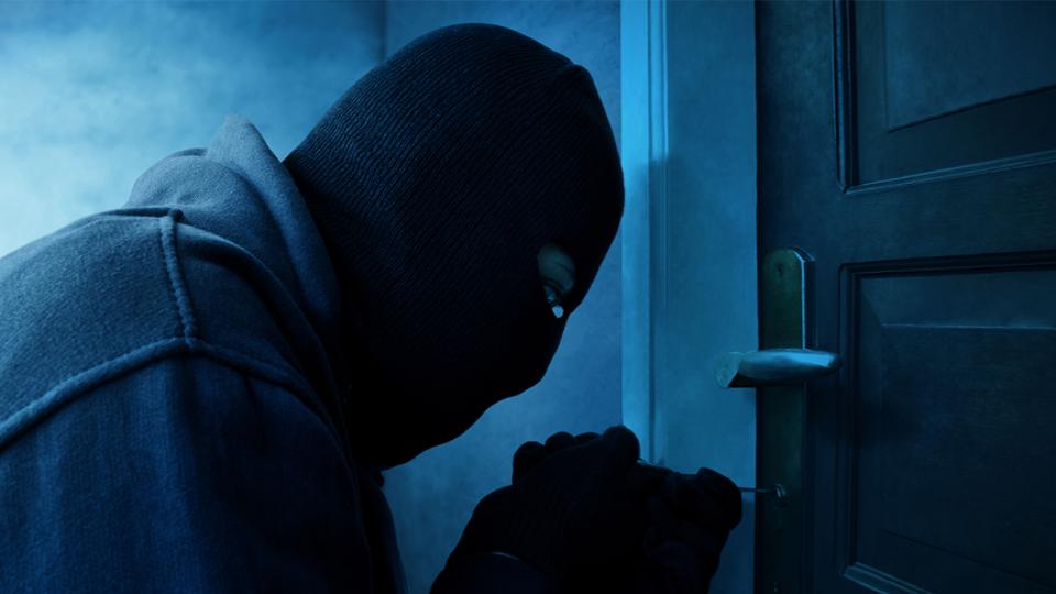 Burglars Loot 20 tolas gold, Cash Rs 2 Lakh In Shamirpet