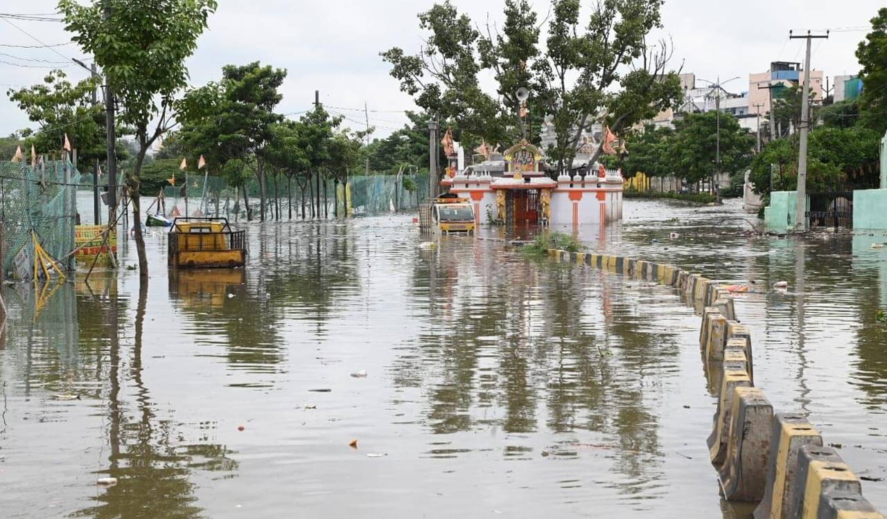 Hyderabad’s Puranapul area inundated after release of surplus floodwater from Himayatsagar