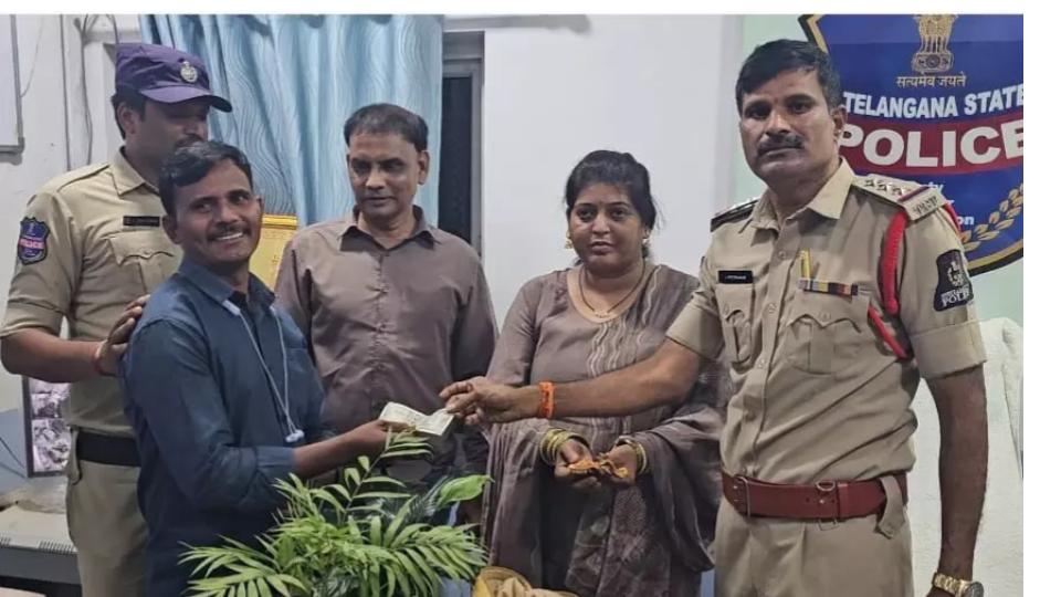 Auto Driver Wins Accolades in Hyderabad for Returning Bag with Gold, Cash