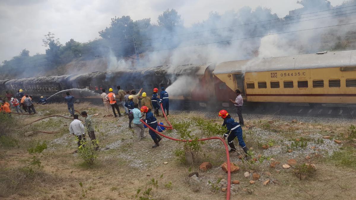 howrahsecunderabadfalaknumaexpresstraincatchesfirenearhyderabad