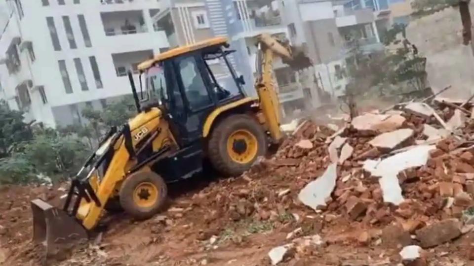 HYDRAA demolishes illegal structures in Kondapur