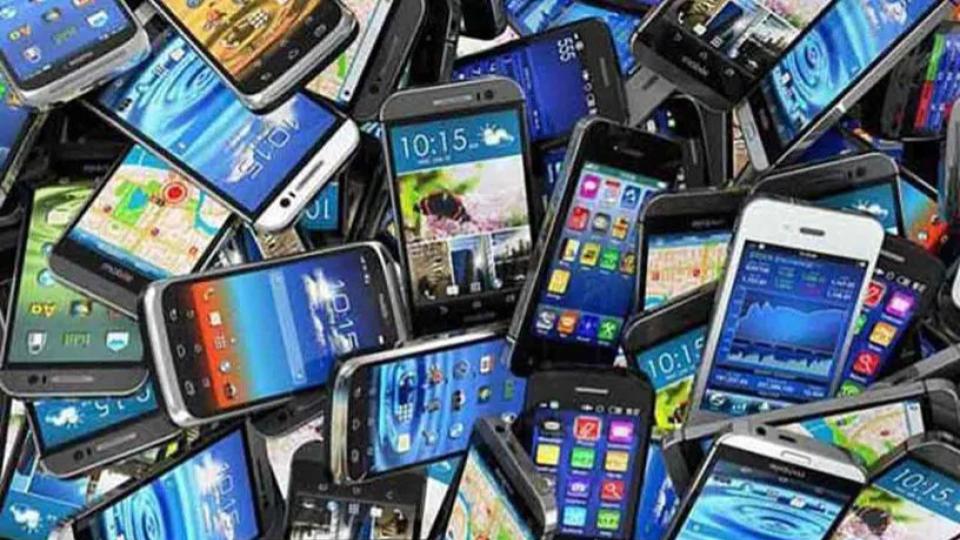 cyberabadpolicehandsover345lostmobilestoowners