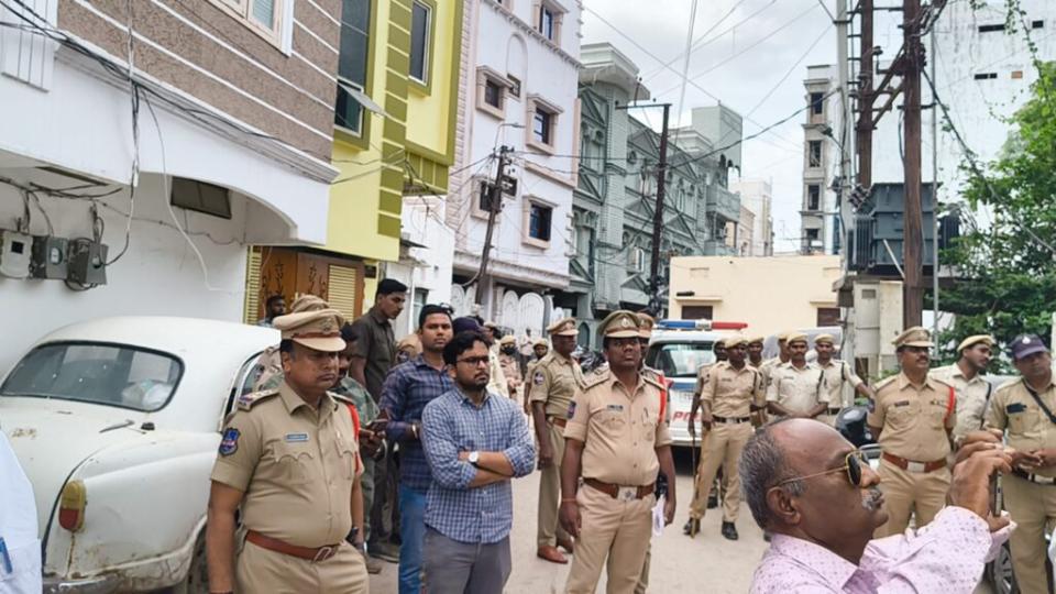 GHMC cracks down on illegal construction in Old City