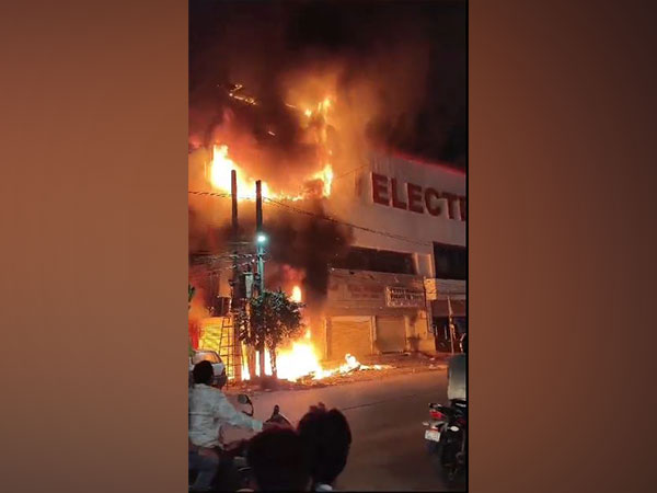 firebreaksoutatelectronicshowroomatshalibanda