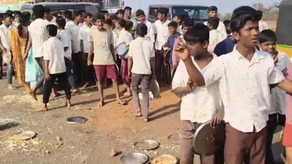 Students protest poor quality food at tribal residential school in Narayankhed