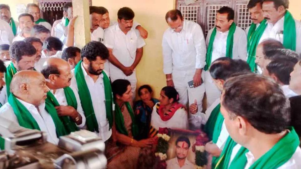 brspanelledbysniranjanreddyvisitskinoffarmerwhoendedlifeinadilabad