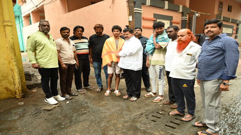 heroicactbyyouthsavesfivelivesduringheavyraininmusheerabad