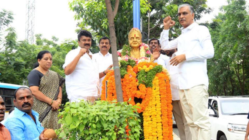 Harish Rao pays tribute to Chakali, unveils statue in Gajwel