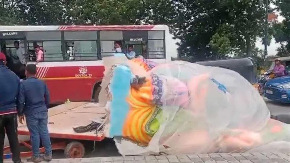 videooftraffichaltsasganeshidolfallsoffonroadattankbund