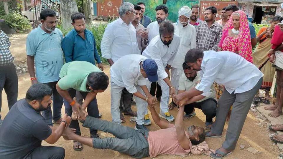 Farmer collapses while waiting for urea in Mahabubnagar