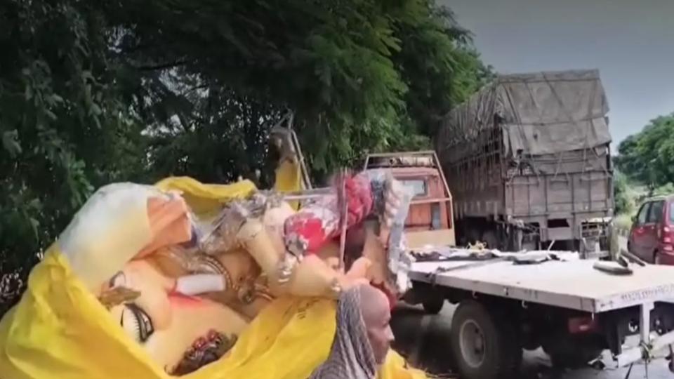 Massive Ganesh Idol Damaged As Lorry Rams Into Container Truck at Siddipet.