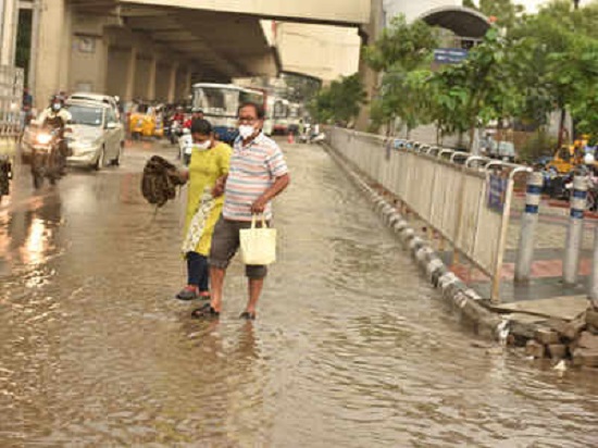 ghmcputshyderabadonhighalertforheavyrainfallduetocyclonegulab