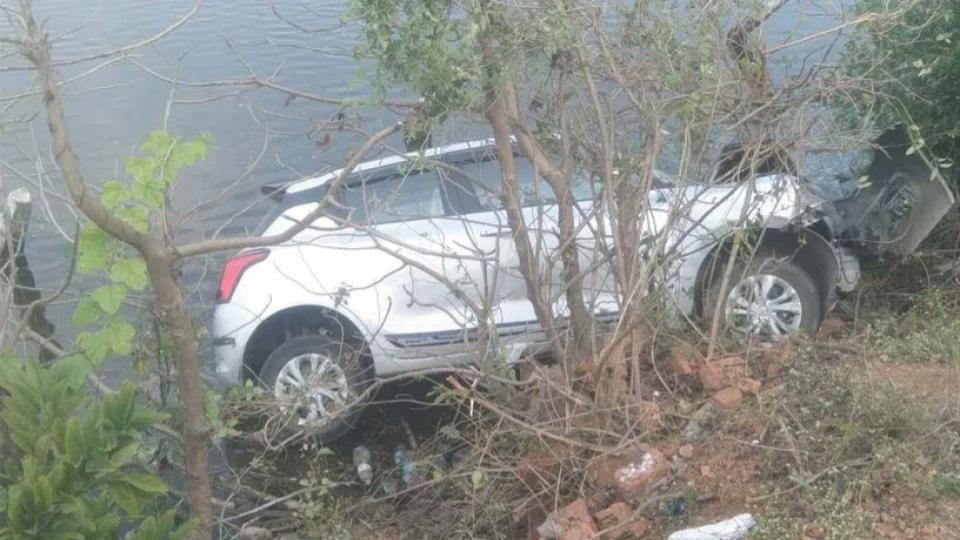 carcrashesintojalalpurlakeinyadadribhongirpassengerssurvive