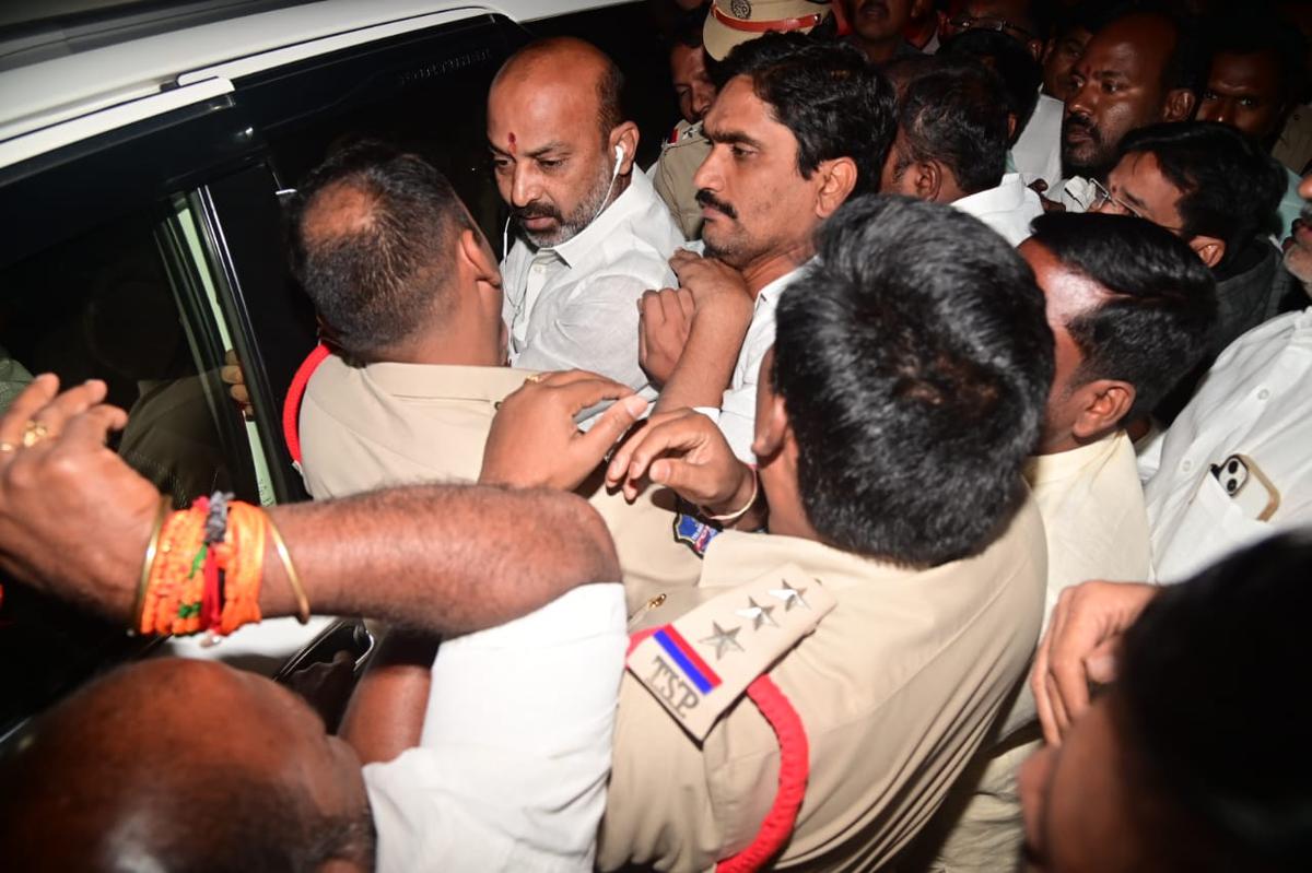 Jagtial police prevent Bandi Sanjay from moving towards Bhainsa