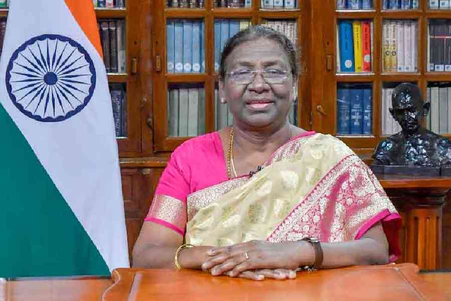 presidentmurmutoawardpresident’scolourstocollegeofdefencemanagement