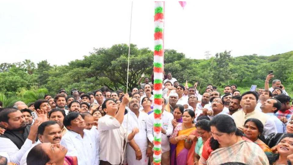 KT Rama Rao hoists Tricolour at Telangana Bhavan