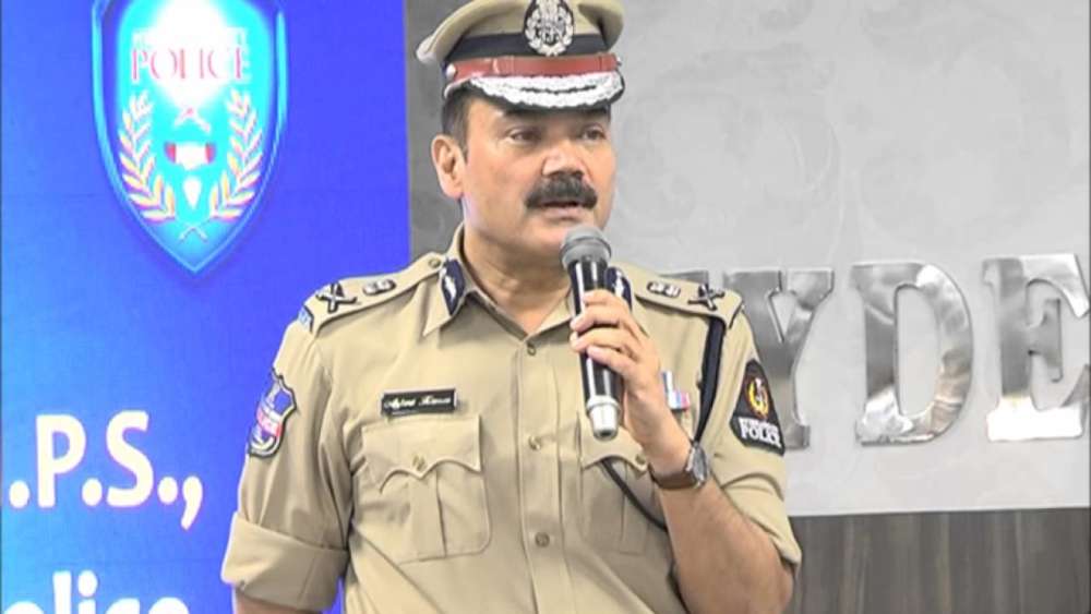 anjanikumarinstructspolicepersonneltowearhelmets