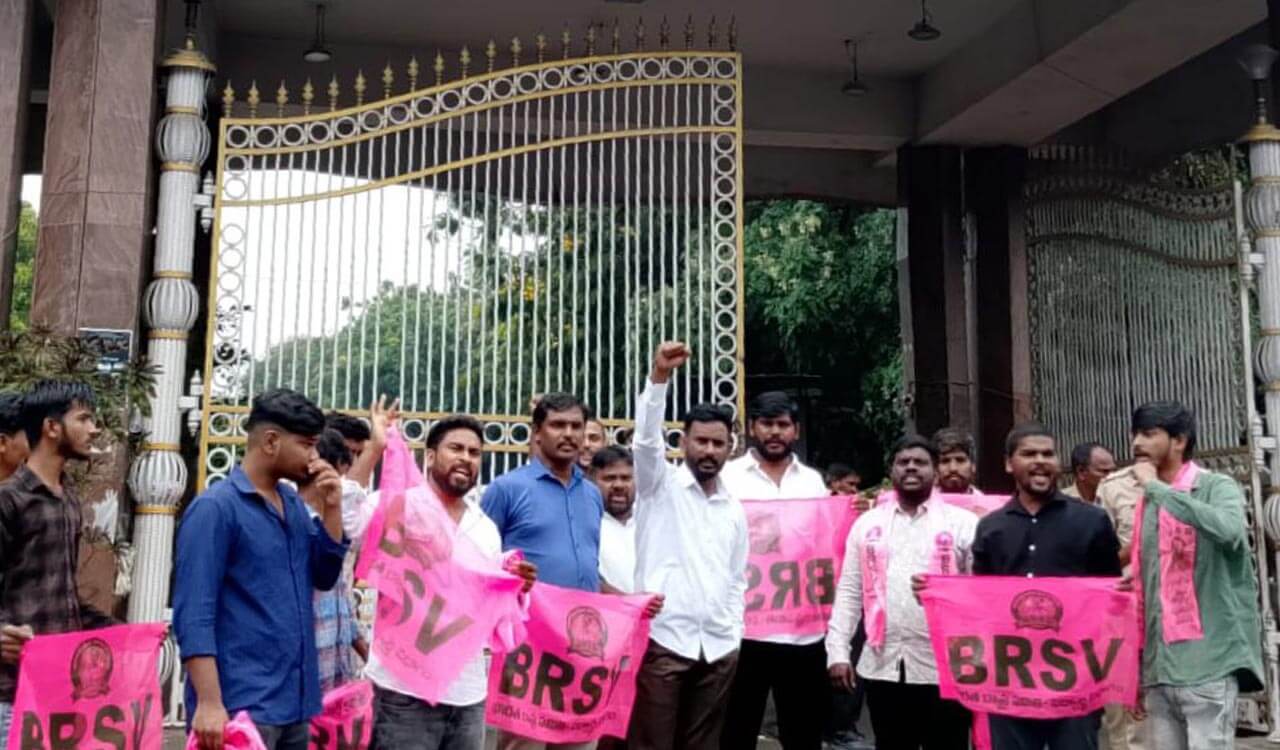 BRSV demands cancellation of Group-1 exam, burn TGPSC effigy at Kakatiya University