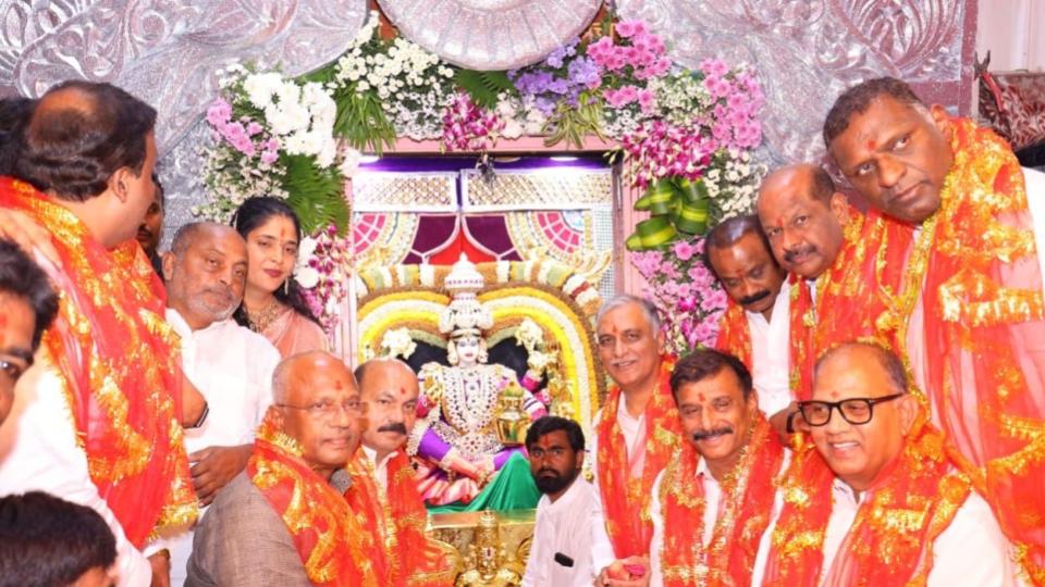 Harish Rao visits Bhagyalakshmi Temple in Charminar
