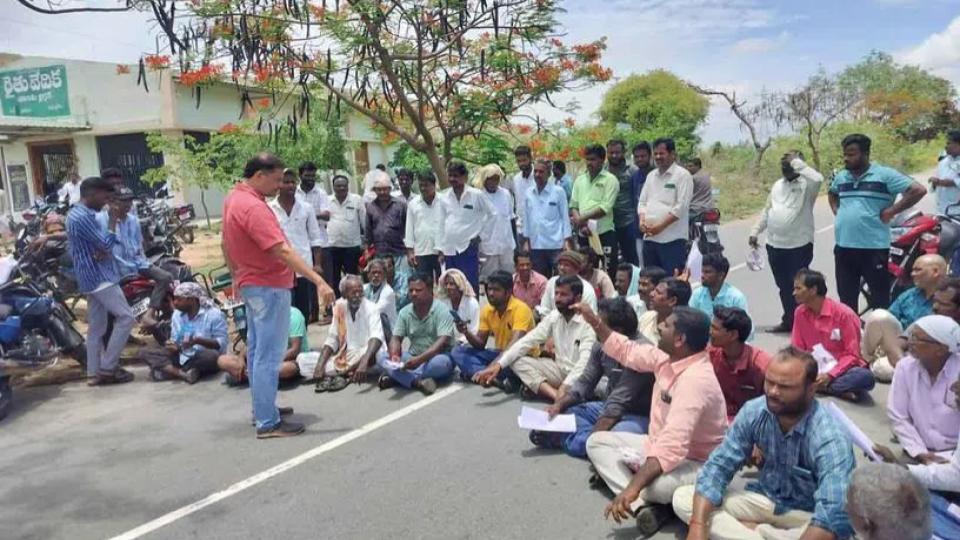 Farmers protest demanding green manure seeds in Thoguta