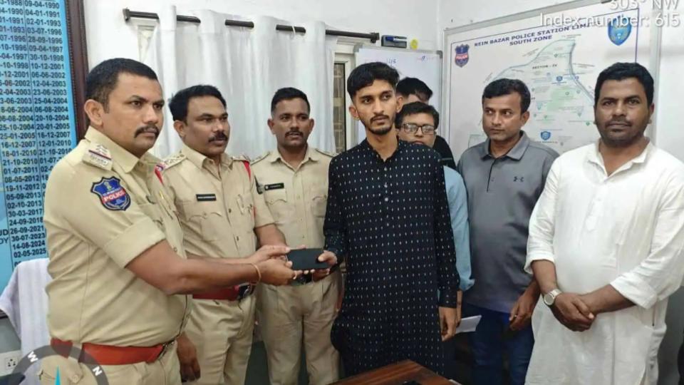 Rein Bazar police return 11 lost mobile phones to owners