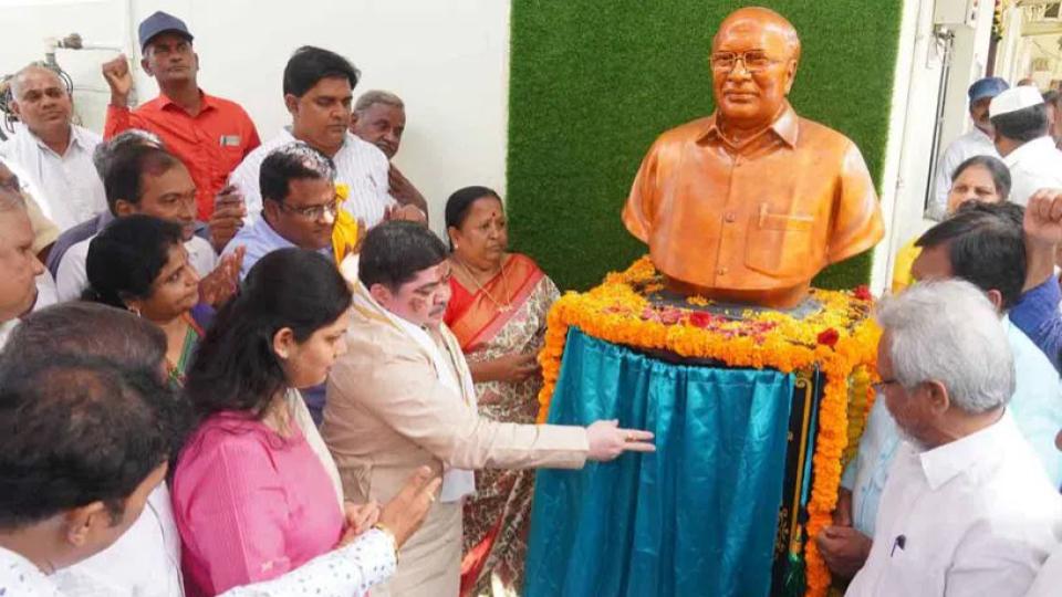 Statue of Lok Satta Srinivas unveiled in Karimnagar
