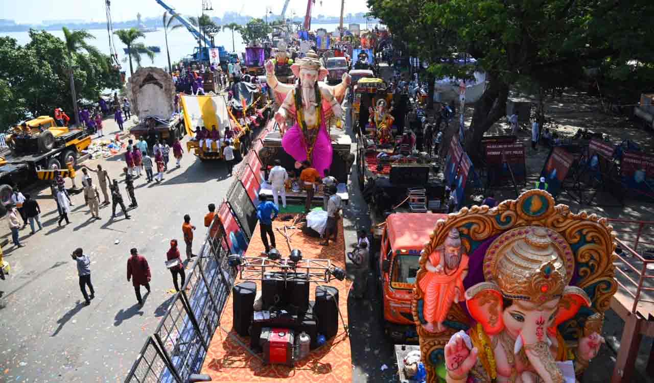 ganeshidolimmersionslowstrafficacrosshyderabad