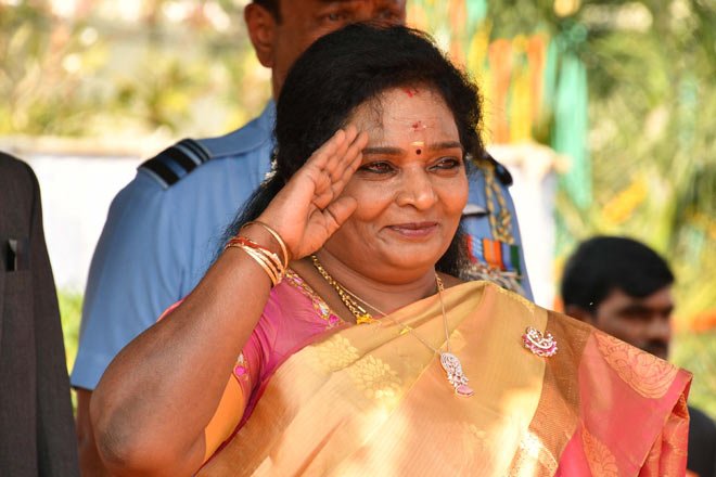 telanganagovernortsoundararajanunfurlnationalflagatrajbhavan