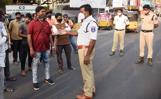 followingtheomicronvariantscarehyderabadcopscrackdownonmaskviolators