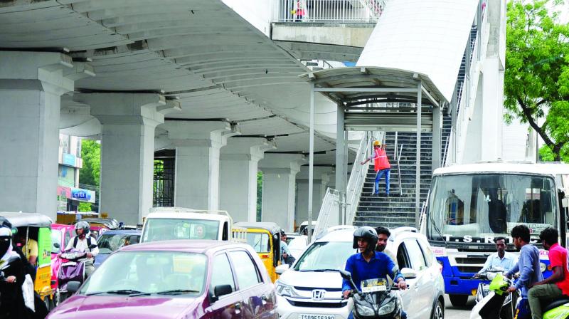 hyderabadmetrostationsofferswayforpedestrians