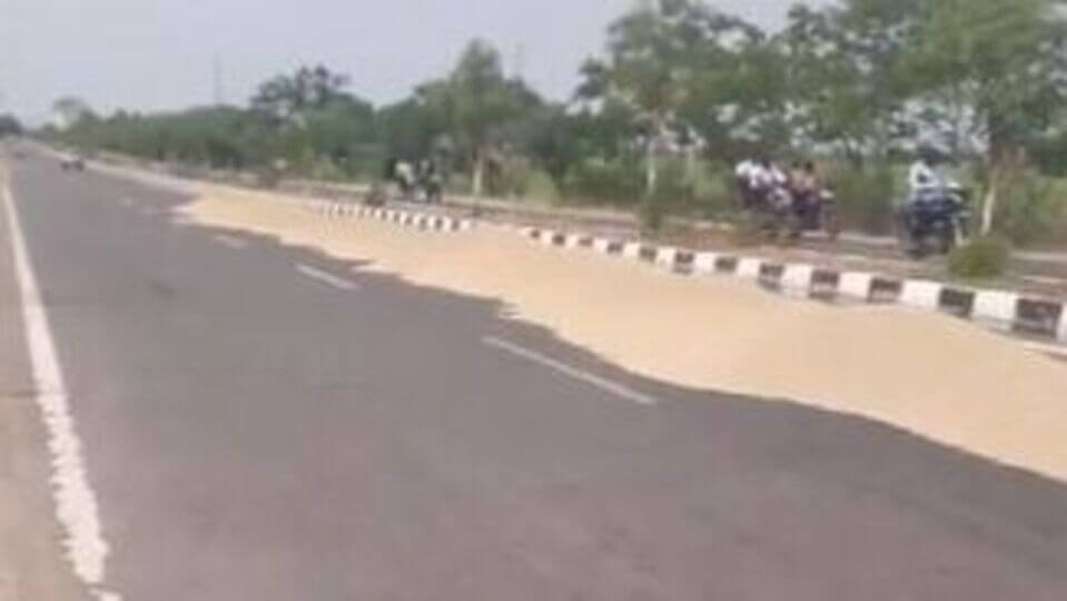 Drying paddy on roads turn into death traps for motorcyclists in Telangana’s Karimnagar