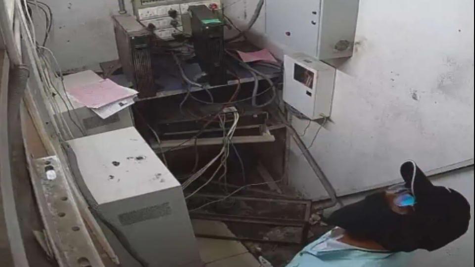 Masked thieves loot HDFC ATM in Hyderabad using gas cutter
