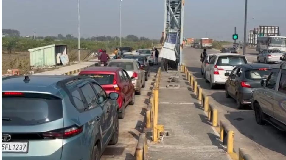 Heavy traffic congestion on NH-161, third phase polls in Sangareddy