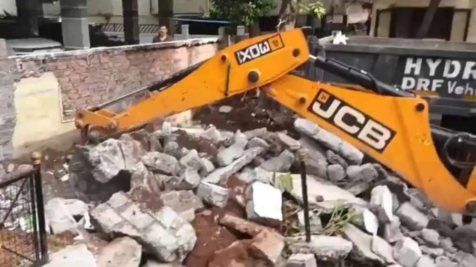 HYDRAA demolishes wall obstructing traffic for 15 years in Habsiguda