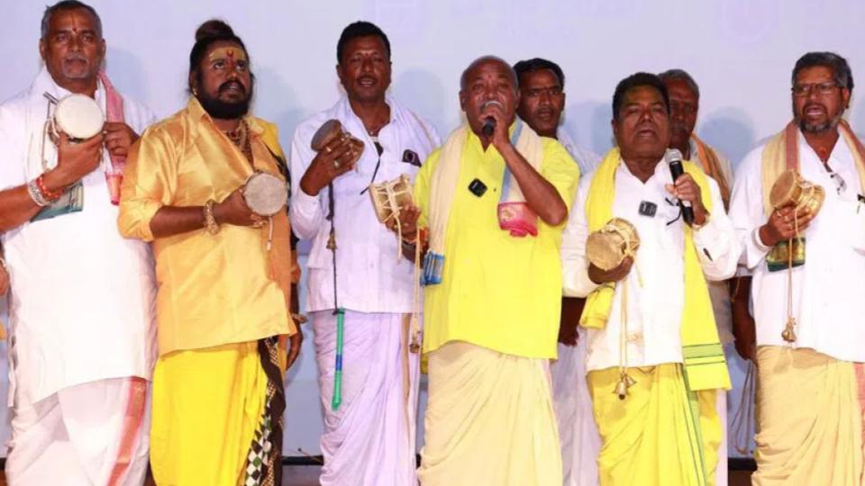 Oggu Katha artists honoured at University of Hyderabad