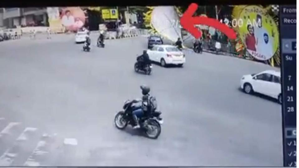 narrowescapeformotoristsashoardingofchandrababunaiducollapsesatjubileehills