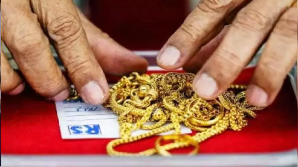 womanstealsownjewelleryfromhusband’shouseinhyderabadheld