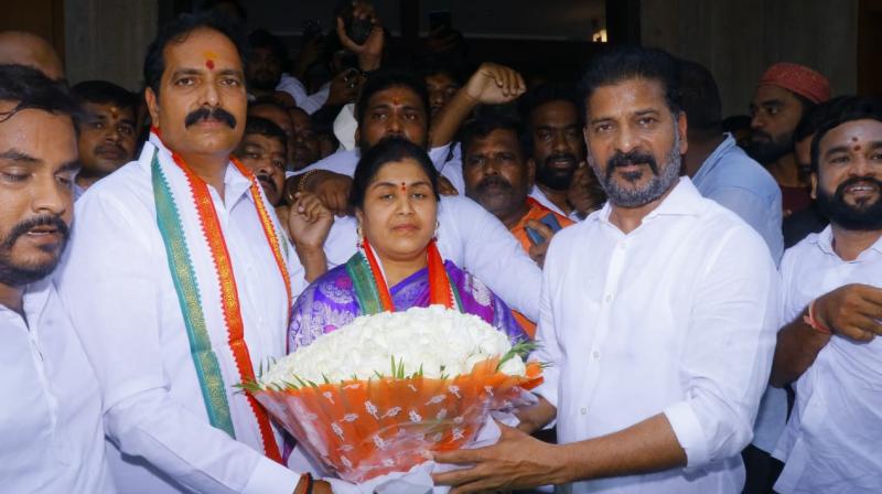 brsmadhapurcorporatorwifejoincongress