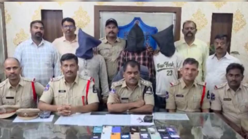 Narayanguda police arrested three in mobile phone-snatching case