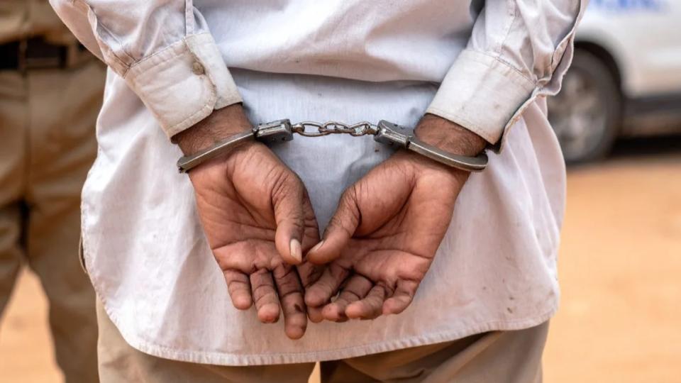 Man creates ruckus with razor on Shaikpet main road