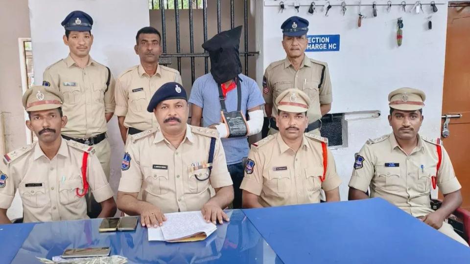 Auto Driver Duped of Rs. 17k Through Distraction Tactic in Adilabad