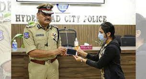 hyderabadpolicetracks66lostmobilephonesreturnsthemtoowners