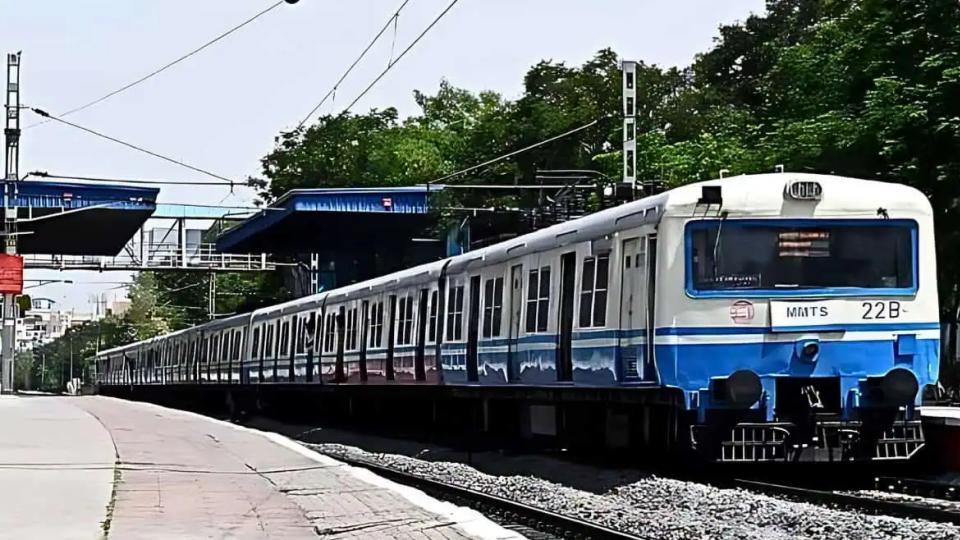 womanfakesrapeattemptonmmtstraininhyderabadtohidereelmishap