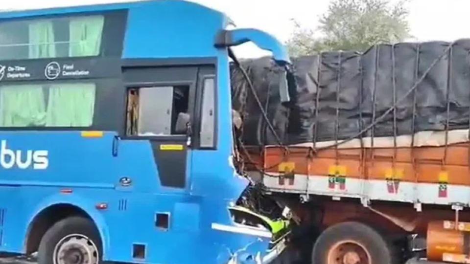 16passengersinjuredasbusramsintoatruckonnh65nearkodad