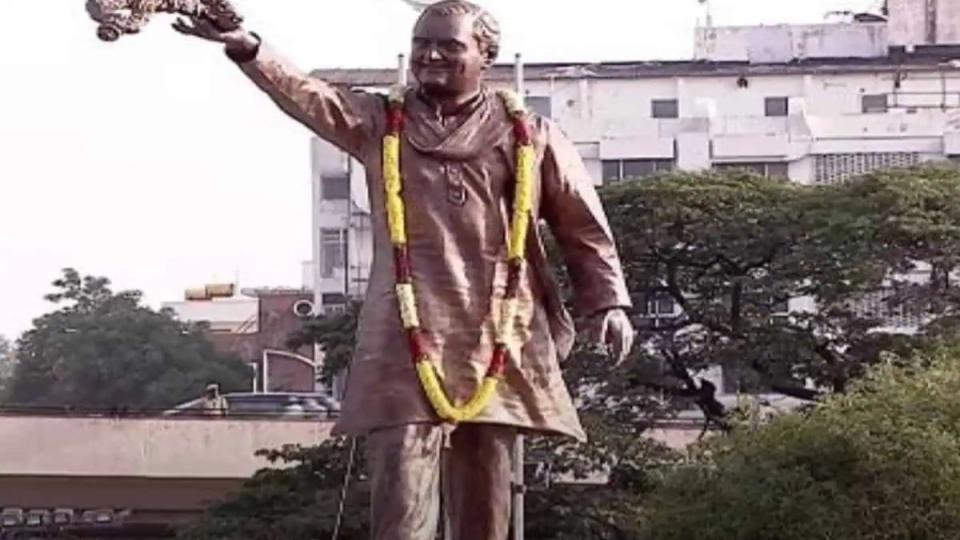 cmrevanthreddyunveilsrajivgandhistatueattelanganasecretariat