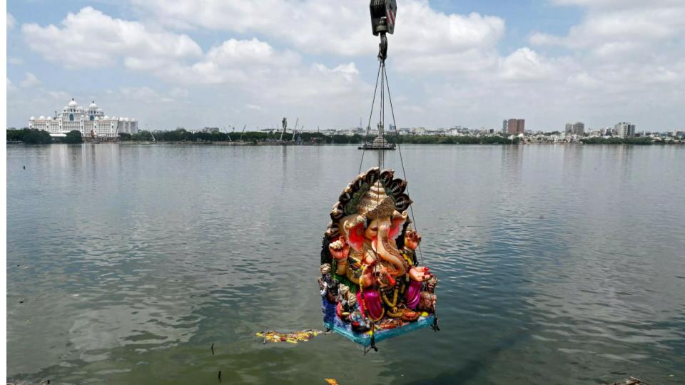 Ganesh idol immersion continues Sunday, 2.61 lakh idols immersed