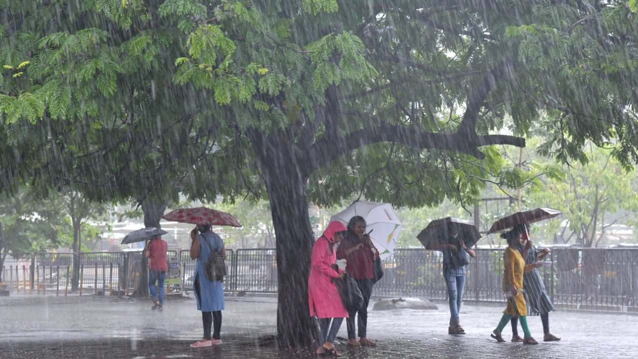 Despite intense heat, Hyderabad witnesses scattered rains with thunderstorms