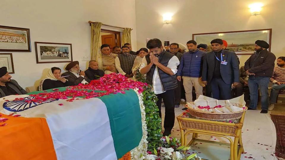 telanganacmpayshomagetoformerpmmanmohansingh
